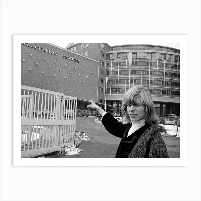 David Bowie Outside The Bbc, 1965 Art Print by Mirrorpix